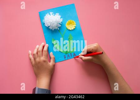 Faire une carte de vœux pour la fête des pères, le projet d'art pour enfants, le bricolage, le dessin et le cadeau Banque D'Images