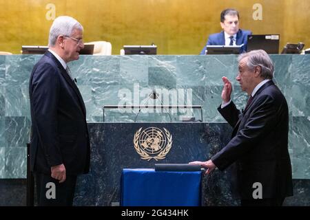 Nations Unies. 19 juin 2021. (210618) -- NATIONS UNIES, 18 juin 2021 (Xinhua) -- Antonio Guterres (R, Front) fait serment pour son deuxième mandat de secrétaire général des Nations Unies au siège de l'ONU à New York, le 18 juin 2021. L'Assemblée générale des Nations Unies (AGNU) a nommé vendredi Antonio Guterres Secrétaire général des Nations Unies pour un deuxième mandat de cinq ans à compter du 1er janvier 2022. (Eskinder Debebe/un photo/Handout via Xinhua) Credit: Xinhua/Alay Live News Banque D'Images