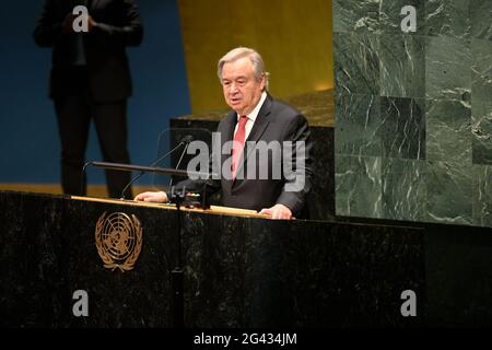 Nations Unies. 19 juin 2021. (210618) -- NATIONS UNIES, 18 juin 2021 (Xinhua) -- Antonio Guterres s'adresse à l'Assemblée générale des Nations Unies après sa nomination pour un deuxième mandat en tant que secrétaire général des Nations Unies au siège de l'ONU à New York, le 18 juin 2021. L'Assemblée générale des Nations Unies (AGNU) a nommé vendredi Antonio Guterres Secrétaire général des Nations Unies pour un deuxième mandat de cinq ans à compter du 1er janvier 2022. (Evan Schneider/un photo/Handout via Xinhua) Credit: Xinhua/Alay Live News Banque D'Images