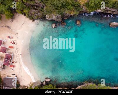 Playa Lagun Beach Cliff Curaçao, magnifique baie tropicale avec sable blanc et océan bleu Curaçao Banque D'Images