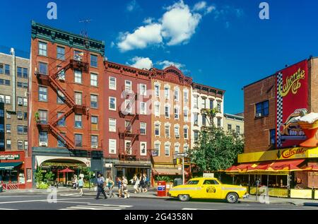 2006 HISTORIQUE CHECKER TAXI JAUNE TAXI BLEEKER STREET GREENWICH VILLAGE MANHATTAN NEW YORK CITY USA Banque D'Images