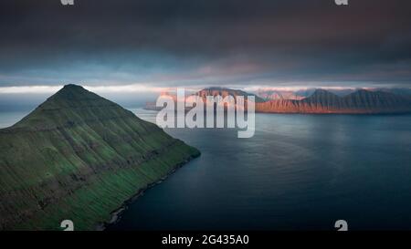 Vue de Hvithamar près de la ville de Gjogv sur l'île Féroé d'Eysturoy avec vue panoramique sur le fjord vers Kalsoy au coucher du soleil Banque D'Images