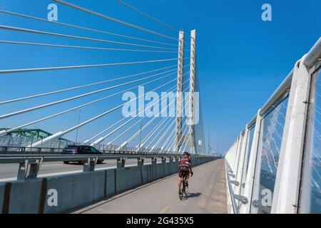 Montréal, CA - 7 juin 2021 : sentier polyvalent sur le nouveau pont Samuel de Champlain Banque D'Images