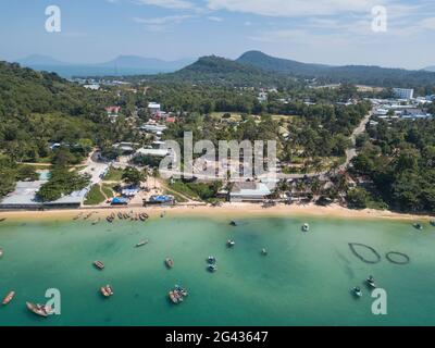 Vue aérienne des bateaux de pêche à longue queue sur la plage de Ganh Dau, Ganh Dau, Phu Quoc Island, Kien Giang, Vietnam, Asie Banque D'Images