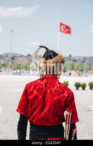 Homme portant un chapeau turc traditionnel en vue Banque D'Images