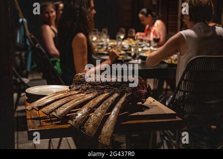 Une entrecôte grillée de manière experte est servie pendant une soirée barbecue dans une résidence Villa à six Senses Fiji Resort, Malolo Island, Mamanuca G. Banque D'Images