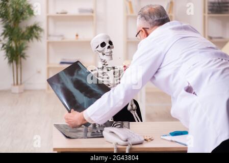 Patient mort accro à la cigarette visitant un vieux médecin masculin Banque D'Images