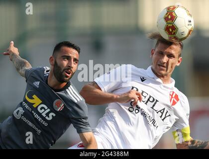 Alessandria, Italie, 17 juin 2021. Pompeu Da Silva Ronaldo de Padova Calcio dirige le ballon sous la pression de Riccardo Chiarello des États-Unis Alessandria pendant la série C jouer au match final de 2e jambe au Stadio Giuseppe Moccagatta - Alessandria, Turin. Crédit photo à lire: Jonathan Moscrop / Sportimage crédit: Sportimage / Alay Live News Banque D'Images