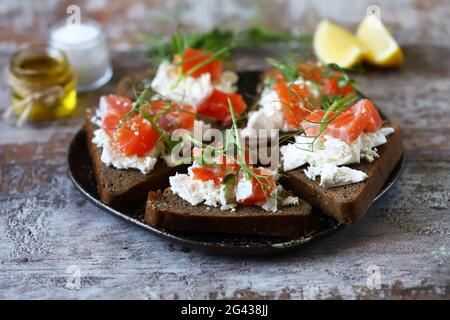 Assiette avec toast au keto, saumon et fromage blanc. Banque D'Images