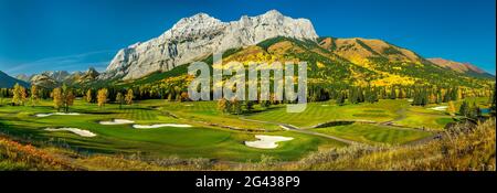 Paysage avec vue sur les montagnes et le parcours de golf de Kananaskis, Kananaskis, Alberta, Canada Banque D'Images