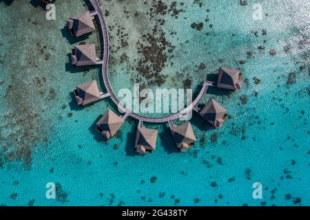 Vue aérienne des bungalows sur l'eau de l'hôtel Kia ora Resort Banque D'Images