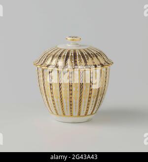 Bol à sucre, les côtes alternativement bleu et blanc, séparées par des tuyaux dorés. Bol à sucre avec couvercle. Striées, les bords dentelés. Les nervures sont séparées par des tuyaux dorés verticaux. Grottes bleu foncé (bleu du Roi), les côtes blanches, sur lesquelles une décoration de la feuille et tresse bande. Les bords sont dorés, dorés à l'intérieur dentelé. Marqué en bleu sous-brillant. Banque D'Images