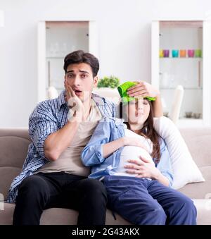 Femme enceinte avec son mari à la maison Banque D'Images