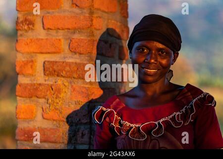 Portrait d'une femme rwandaise souriante à la lumière de la fin de l'après-midi, Kinunu, province occidentale, Rwanda, Afrique Banque D'Images