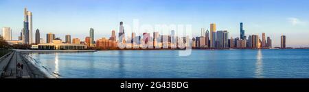 Horizon de Chicago avec gratte-ciel à travers le lac Michigan, Illinois, États-Unis Banque D'Images