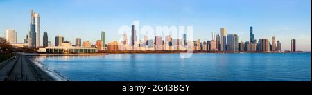 Horizon de Chicago avec gratte-ciel à travers le lac Michigan, Illinois, États-Unis Banque D'Images