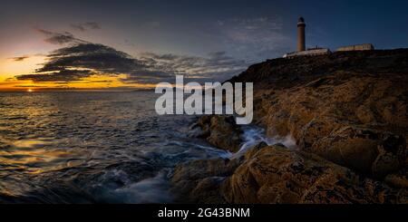 Phare sur la falaise au coucher du soleil, Ardnamurchan point, Highlands, Écosse, Royaume-Uni Banque D'Images