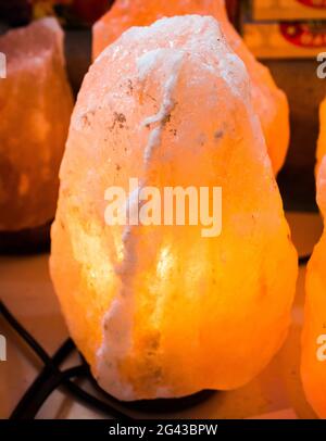 Lampe au sel de l'Himalaya utilisée pour la santé et le bien-être Banque D'Images