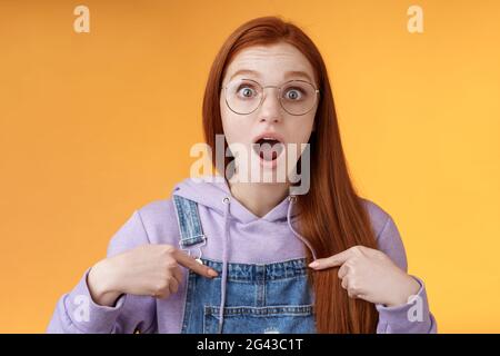 Choqué émotive surprise redhead européenne femme portant des lunettes hoodie chute mâchoire gasting étourdi se pointant complètement incrédulité Banque D'Images