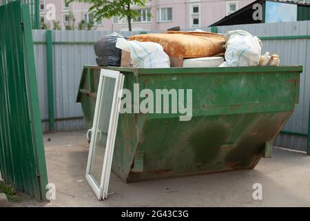 Poubelle dans la rue. Poubelle pour déchets. Collecte des déchets dans un conteneur. Banque D'Images