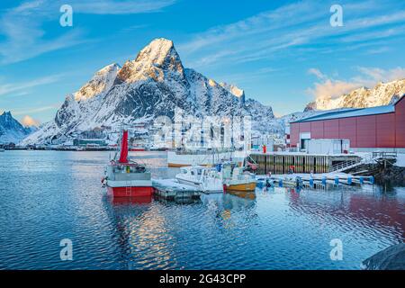 Village de pêcheurs de Reine sur les îles Lofoten la nuit, Reine, Norvège Banque D'Images