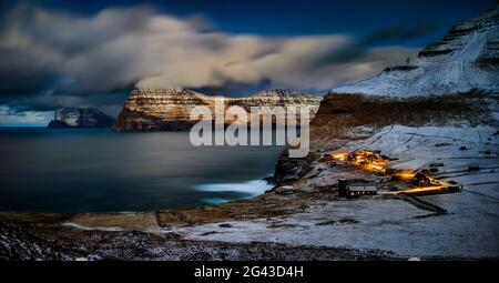 Village de Trollanes et falaise côtière en hiver, Kalsoy, îles Féroé, Danemark Banque D'Images