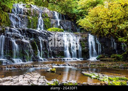 Les chutes d'eau au milieu de la forêt Banque D'Images