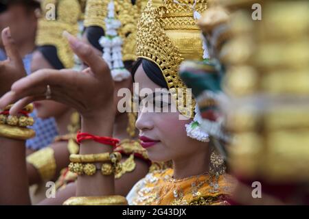 Représentation traditionnelle de danse cambodgienne au temple d'Angkor Wat, Angkor Wat, près de Siem Reap, province de Siem Reap, Cambodge, Asie Banque D'Images