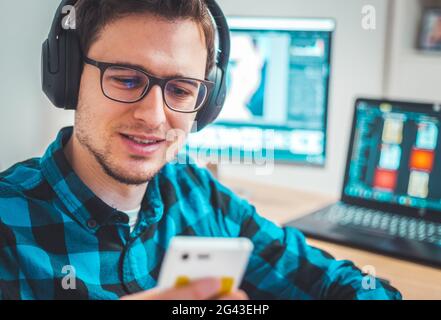 Jeune indépendant est assis dans son bureau à domicile et travaille sur un projet créatif Banque D'Images