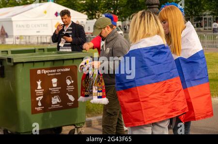 Deux fans de l'équipe de football russe se sont enroulés dans les drapeaux nationaux, vue arrière, Saint-Pétersbourg, Russie Banque D'Images