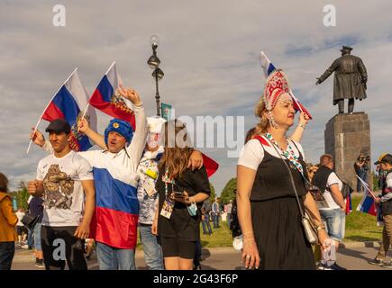 Les fans de football russe, l'équipe de football vêtus de costumes nationaux, les casquettes en fourrure à rabats d'oreilles, célèbrent la victoire dans le jeu, Saint-Pétersbourg, Russie Banque D'Images