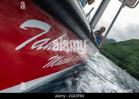 Vue basse sur le côté d'un bateau rouge avec jet d'eau, Tahiti Iti, Tahiti, Iles du vent, Polynésie française, Pacifique Sud Banque D'Images
