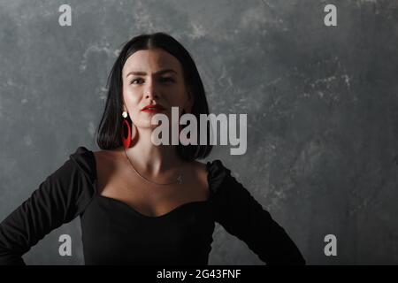 Jeune femme espagnole danseuse Portrait de flamenco sur fond gris vintage Banque D'Images