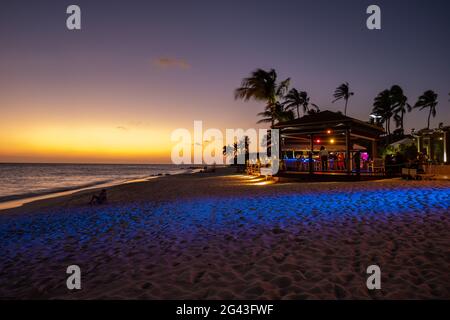 Coucher de soleil Aruba à la plage de Divi, coucher de soleil coloré à la plage d'Aruba Banque D'Images