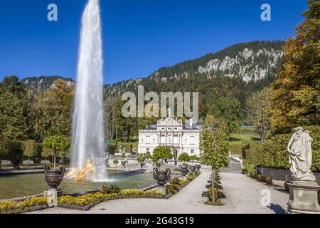 Parterre d'eau et fontaine du palais de Linderhof, Ettal, Allgäu, Bavière, Allemagne Banque D'Images