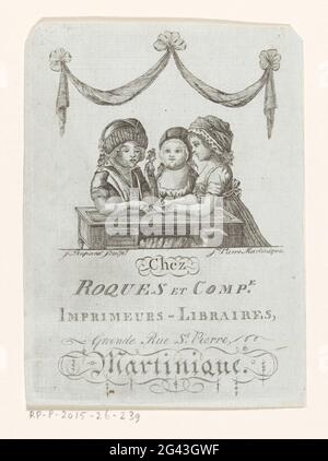 Carte de visite de l'imprimerie et de la librairie Roques and Co. Te Martinique. Trois enfants à une table, l'un écrit quelque chose dans un livret, l'autre tient une poupée. Banque D'Images