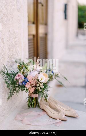 Bouquet de mariée de roses de crème, pivoines roses, eustoma, cirflores, astilbe, limonium, branches d'eucalyptus, mattiola, asparag Banque D'Images