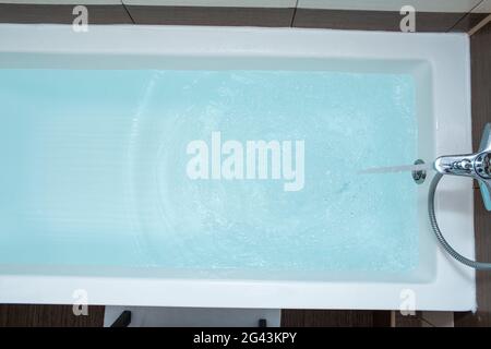 Eau bleue dans le bain. Salle de bains. Vue de dessus. Banque D'Images