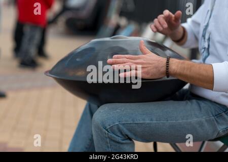 Homme jouant à hang drum Banque D'Images