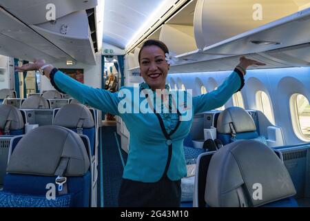 Agent de bord en classe affaires Poerava d'Air Tahiti Nui Boeing 787 Dreamliner à l'aéroport Paris Charles de Gaulle, près de Paris, France Banque D'Images