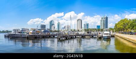 Marina et horizon de la ville, Saint-Pétersbourg, Floride, États-Unis Banque D'Images