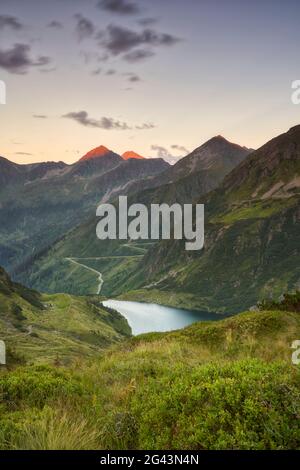 Alpenglow dans le Sölktal avec vue sur le Kaltenbachsee inférieur et Hornfeldspitze, Hochstubofen, Haseneckscharte. Banque D'Images