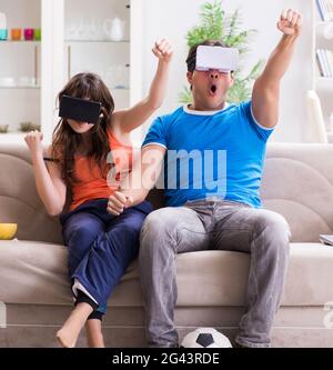 L'homme regardant le football sur la réalité virtuelle lunettes vr Banque D'Images