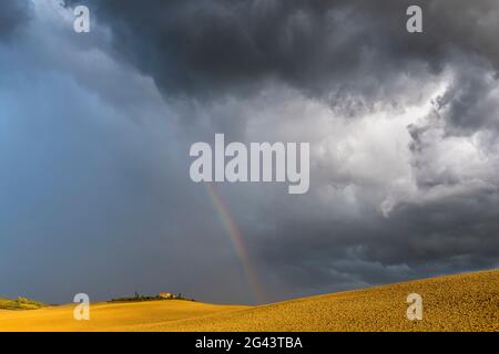Arc-en-ciel et orage d'humeur à Val d'Orcia, Toscane, Italie Banque D'Images