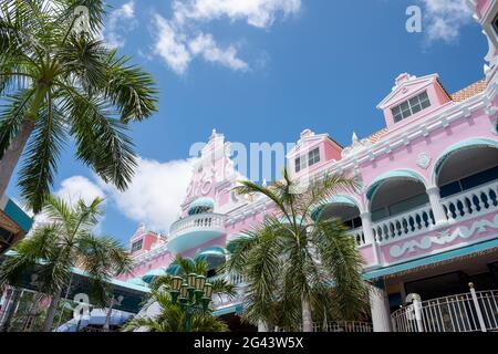 Centre-ville d'Oranjestad avec panorama de l'architecture coloniale hollandaise typique. Austin est la capitale et la plus grande ville d'Aruba Banque D'Images