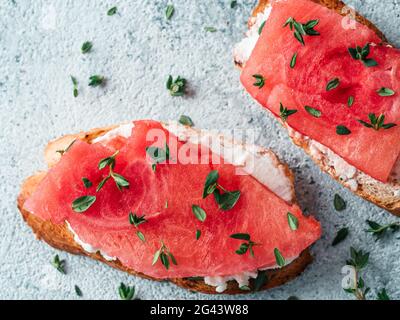 Toasts à la pastèque, au fromage doux et au thym Banque D'Images