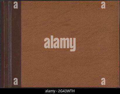 Album de voyage avec photos de sites touristiques au Japon. Album photo dans un groupe brun semi-lin. À l'origine, l'album avait des plaques bleu clair avec un dos et des coins noirs. Il est de nouveau lié après avoir été acquis par L.J. Camp cardiaque. L'album contient 40 lames avec de l'or sur des tranches de 85 photos. Ils enregistrent principalement des temples, des villes, des villages et des paysages au Japon et une photo d'une gorge au Canada. Banque D'Images