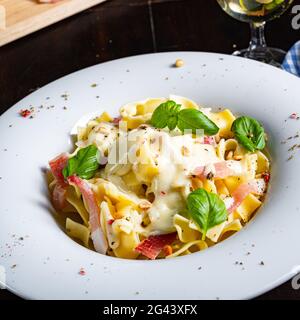 Tagliatelle avec sauce masarpone gorgonzola et jambon. Banque D'Images