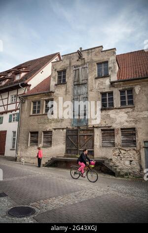 Entrepôt de délabré dans la vieille ville d'Ehingen, Danube, district d'Alb-Donau, Bade-Wurtemberg, Allemagne Banque D'Images