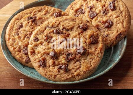 Une photo en gros plan de biscuits aux pépites de chocolat sur un rustique arrière-plan en bois Banque D'Images